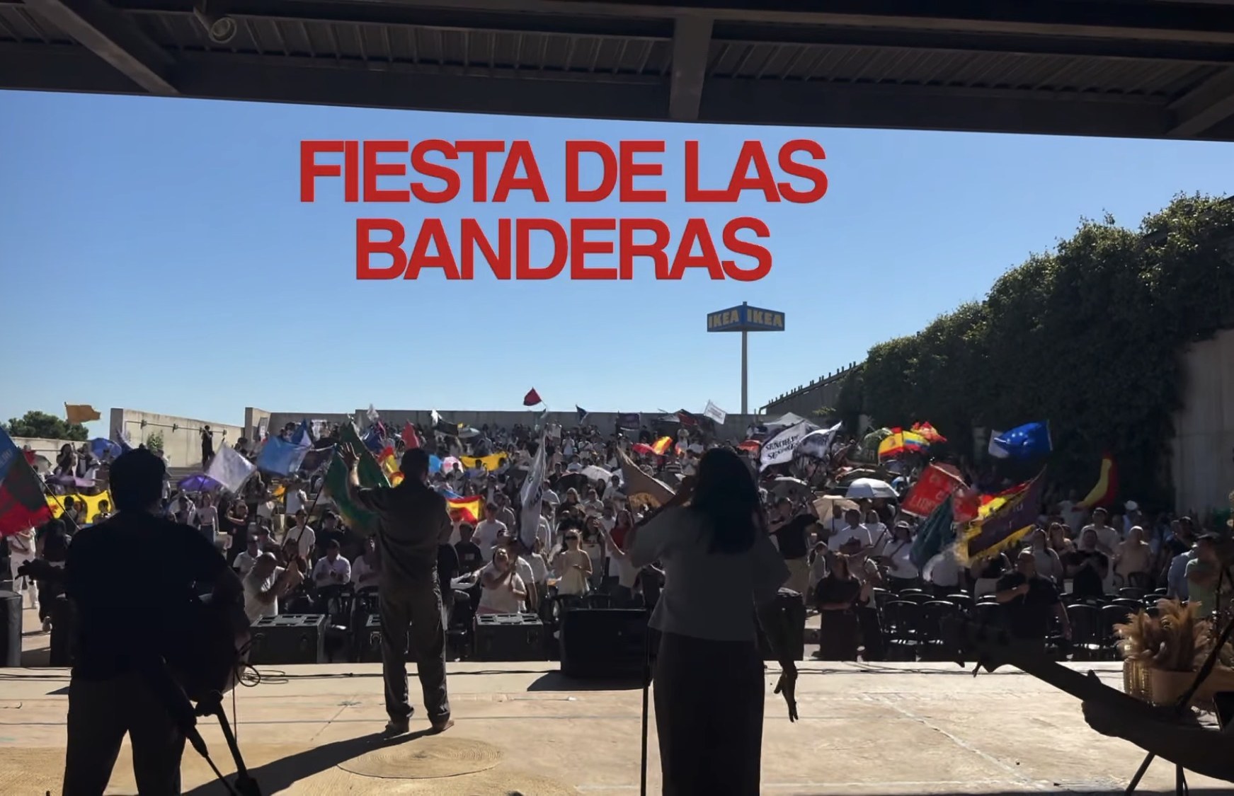 Las 47 banderas ondean sobre las dos mil personas que llenaron el Auditorio Thader